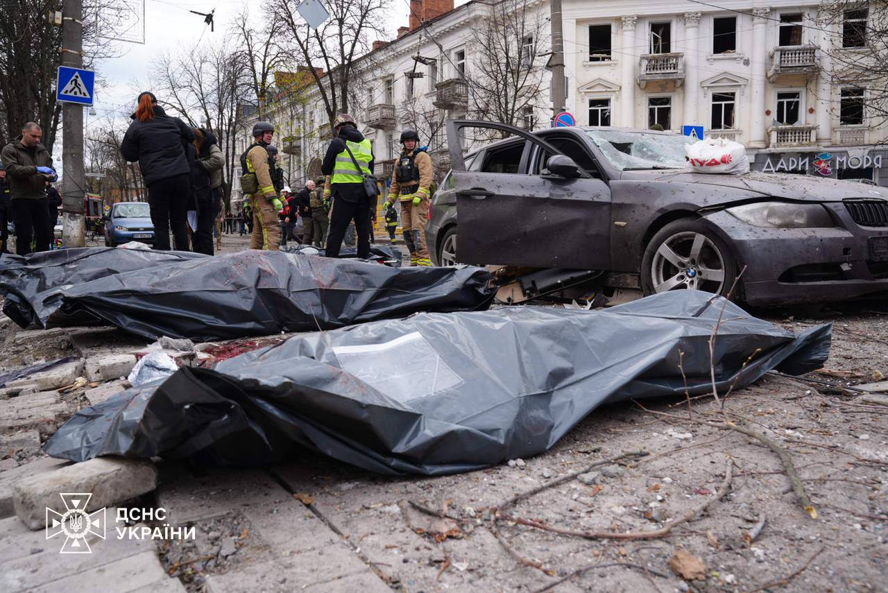 У Сумах вже 24 загиблих, серед них дитина: ДСНС опублікувала нові моторошні фото з місця удару