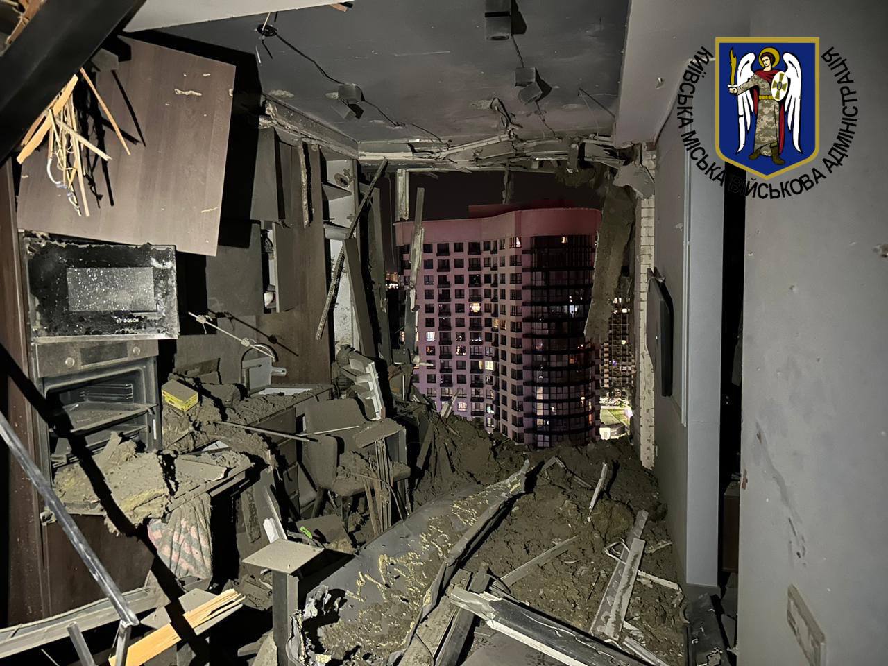 Київ атакували "Шахіди": уламки впали на житлові будинки, загинула людина