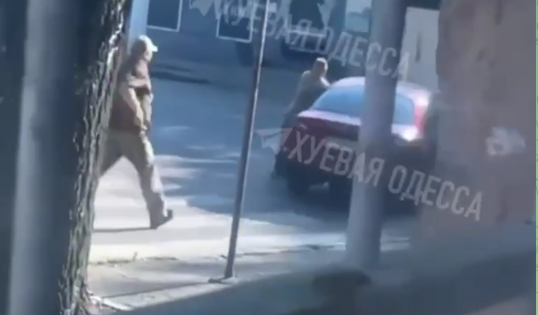 В Одесі водій «протягнув» на капоті авто двох працівників ТЦК: нові деталі та відео
