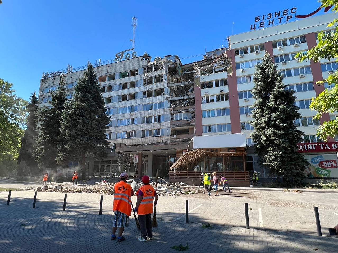 Ранковий обстріл Миколаєва: пошкоджені готель та ТРЦ