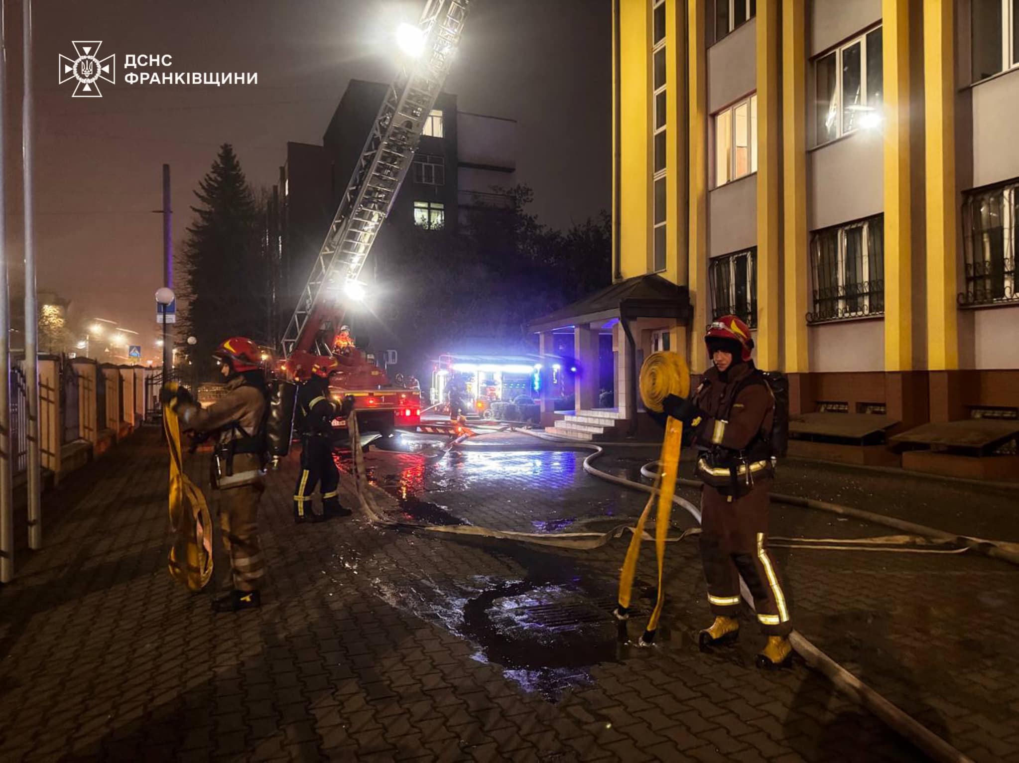 В Івано-Франківську спалахнула пожежа в будівлі вищого навчального закладу