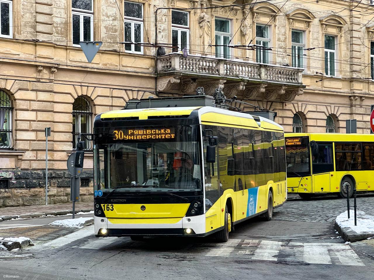 У Львові на магістральній вулиці стався обрив проводів, тролейбуси зупинилися