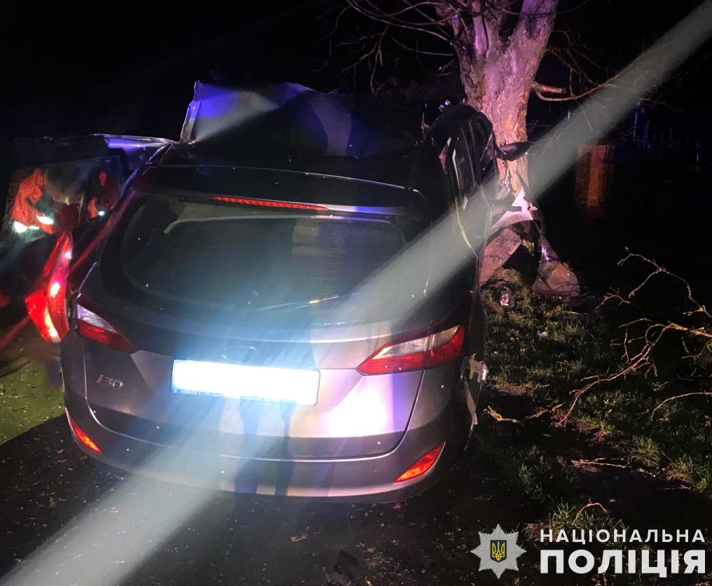 На Львівщині 29-річний водій в’їхав у дерево та загинув