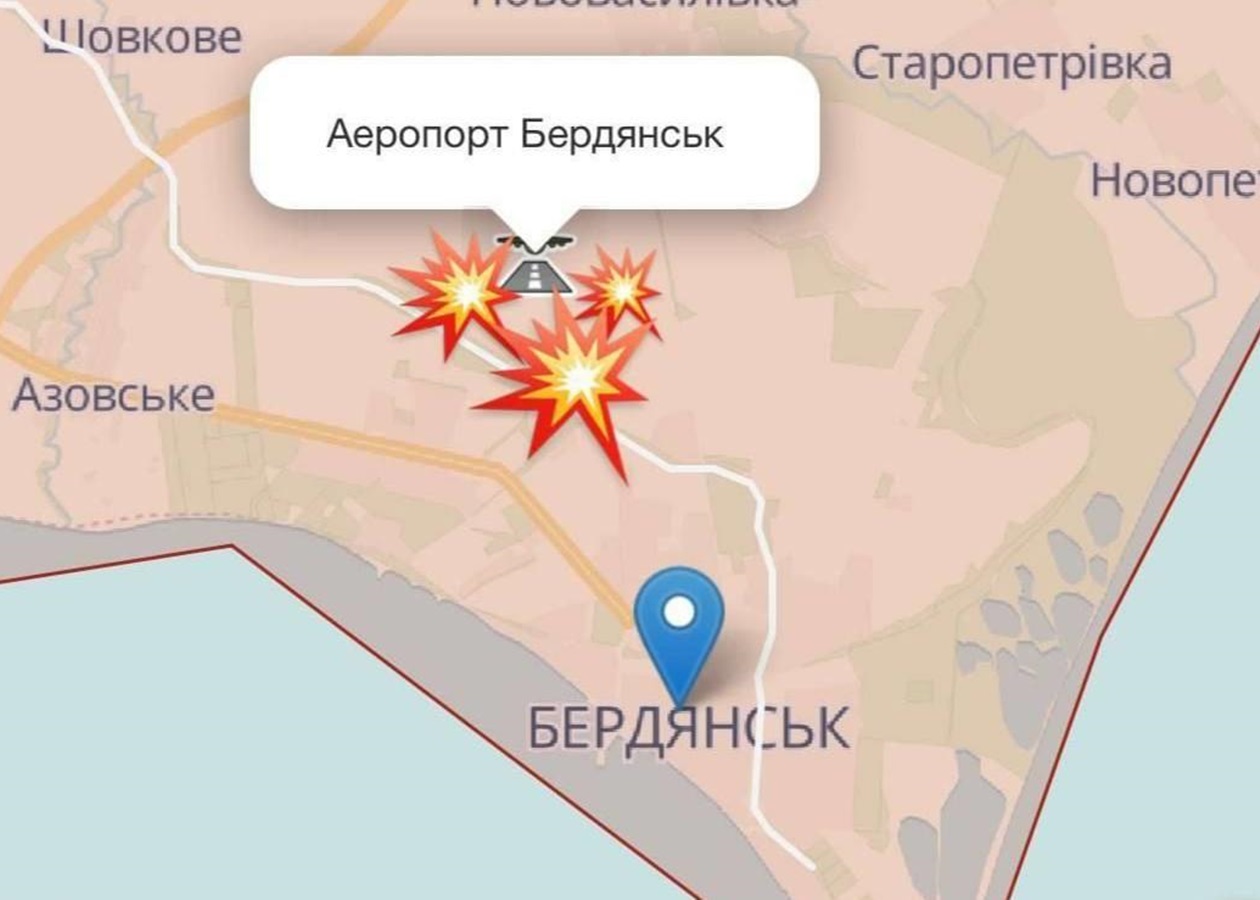 Росіяни зміцнюють оборону навколо аеродрому в Бердянську. Знімки супутника