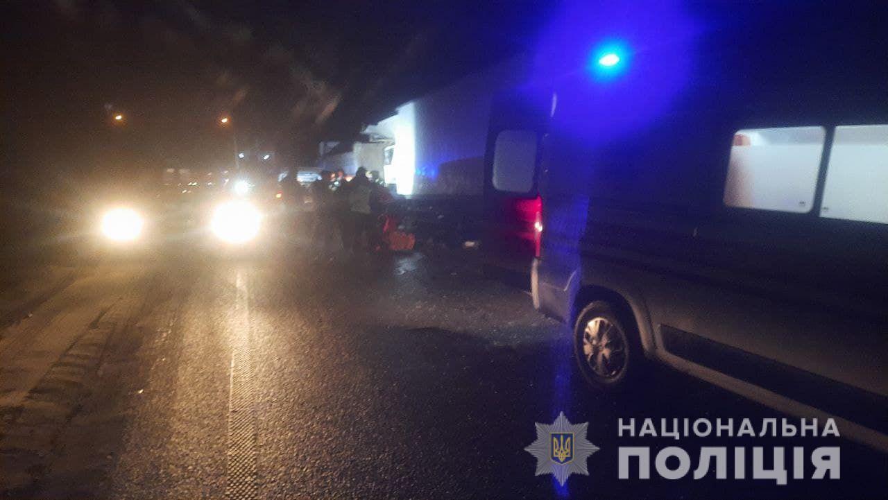 Біля Львова вночі зіткнулися дві вантажівки. Один водій загинув