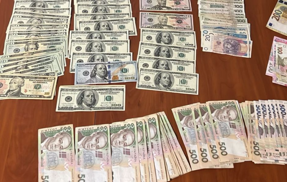 Інспекторку Львівської митниці підозрюють у систематичній корупції