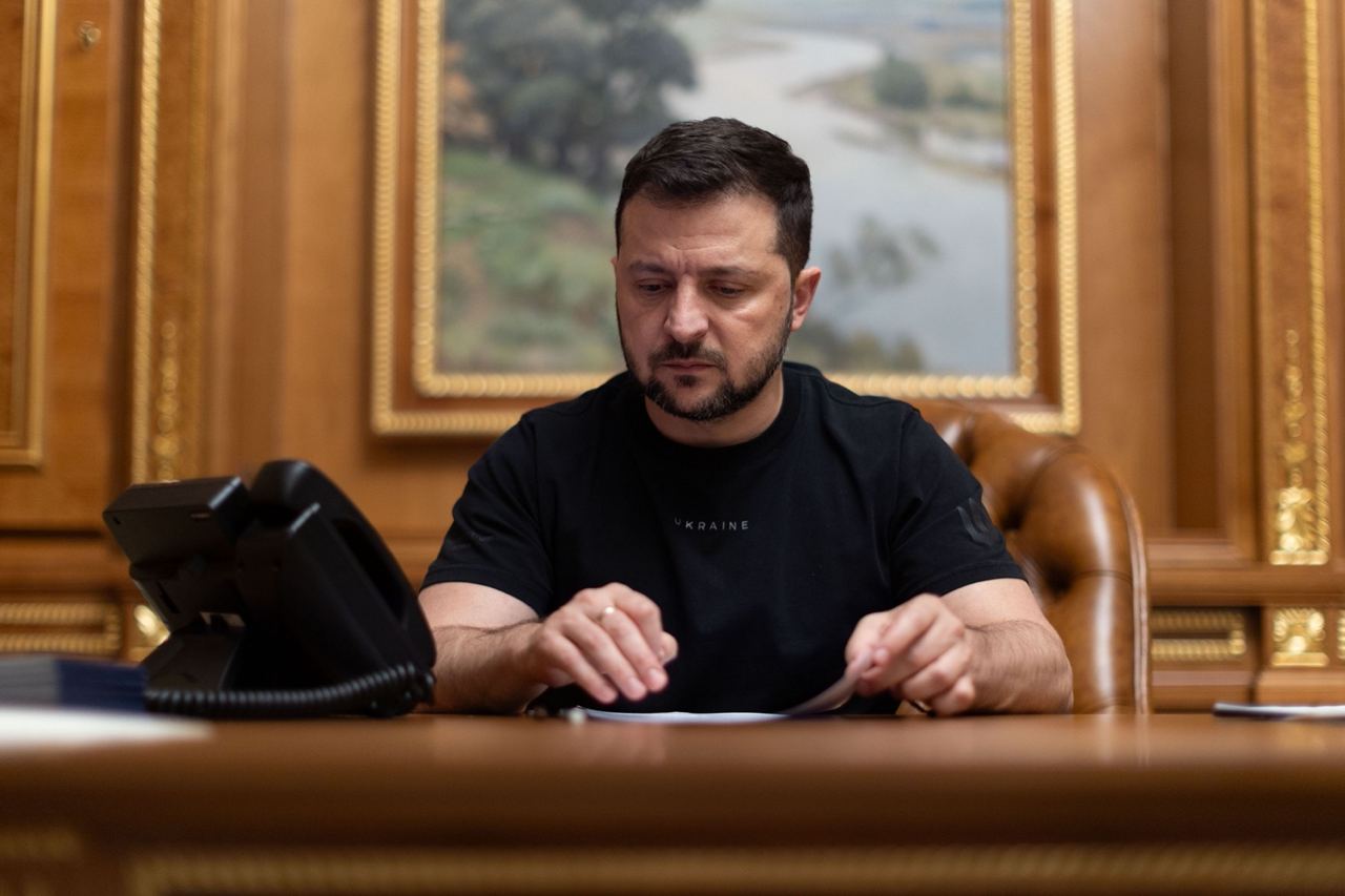 В Україні продовжили воєнний стан та мобілізацію. Зеленський підписав закони