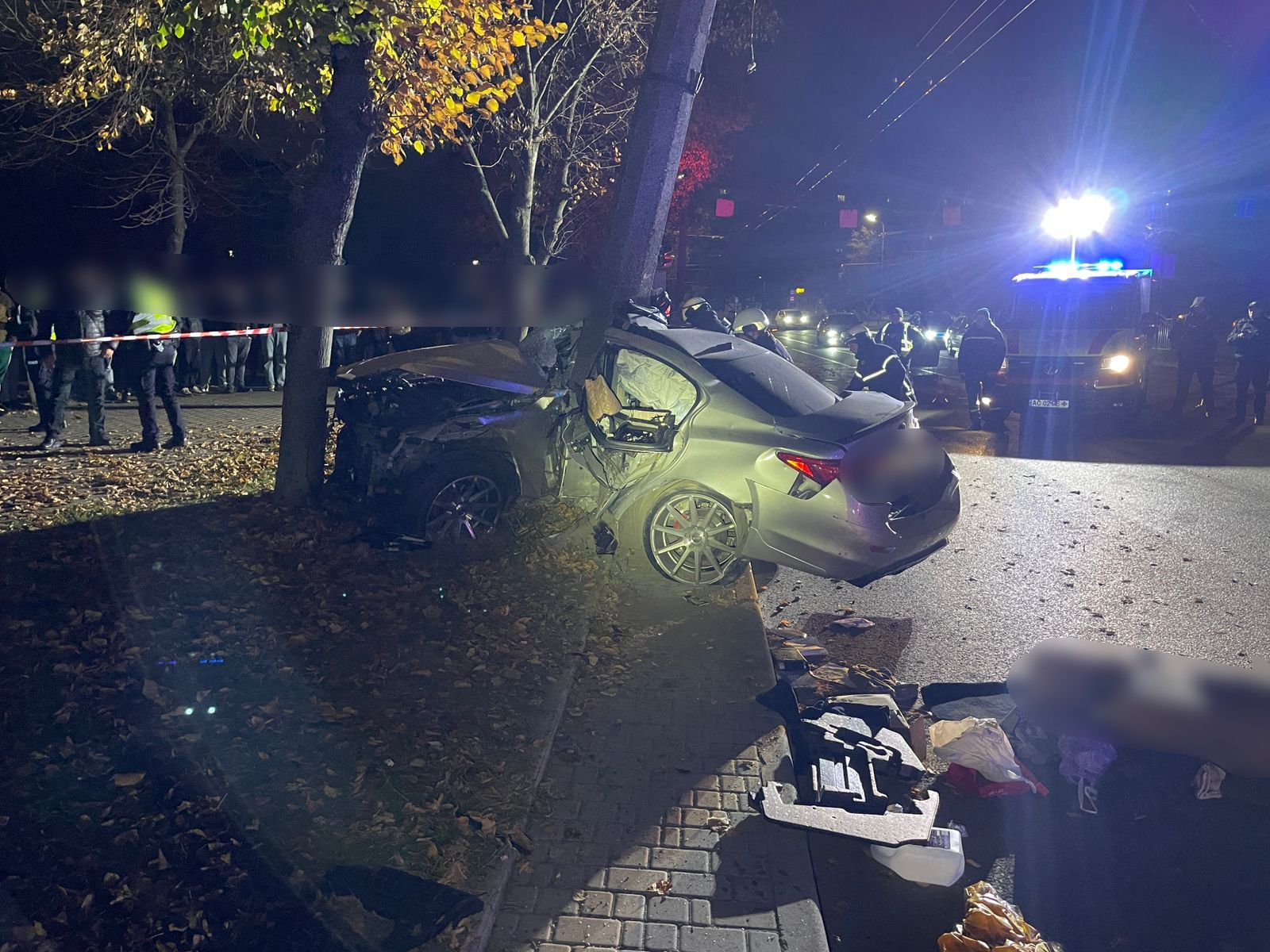 На Волині елітне авто заїхало в стовб. Водій та пасажирка загинули на місці