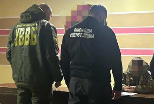 На Львівщині двоє жінок продавали інформацію із закритої державної бази даних