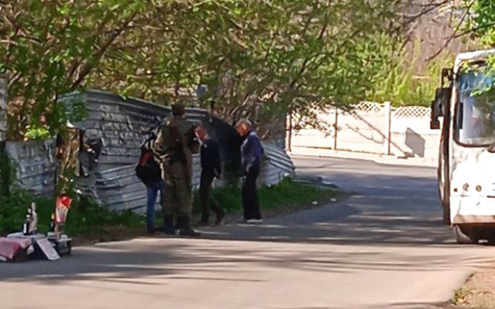 На Луганщині окупанти «полюють» на чоловіків біля дитсадків для примусової мобілізації