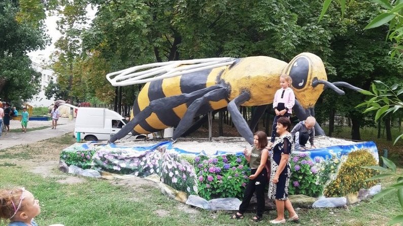 На Запоріжжі пам'ятник бджолі офіційно визнали найбільшим у світі