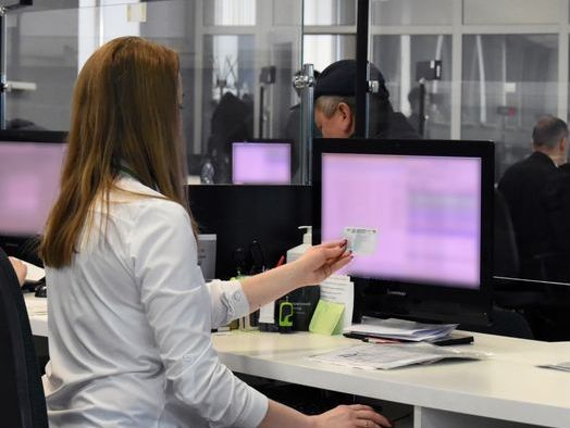В сервісному центрі МВС хотіла поміняти куплені права. На Львівщині викрили 29-річну жінку