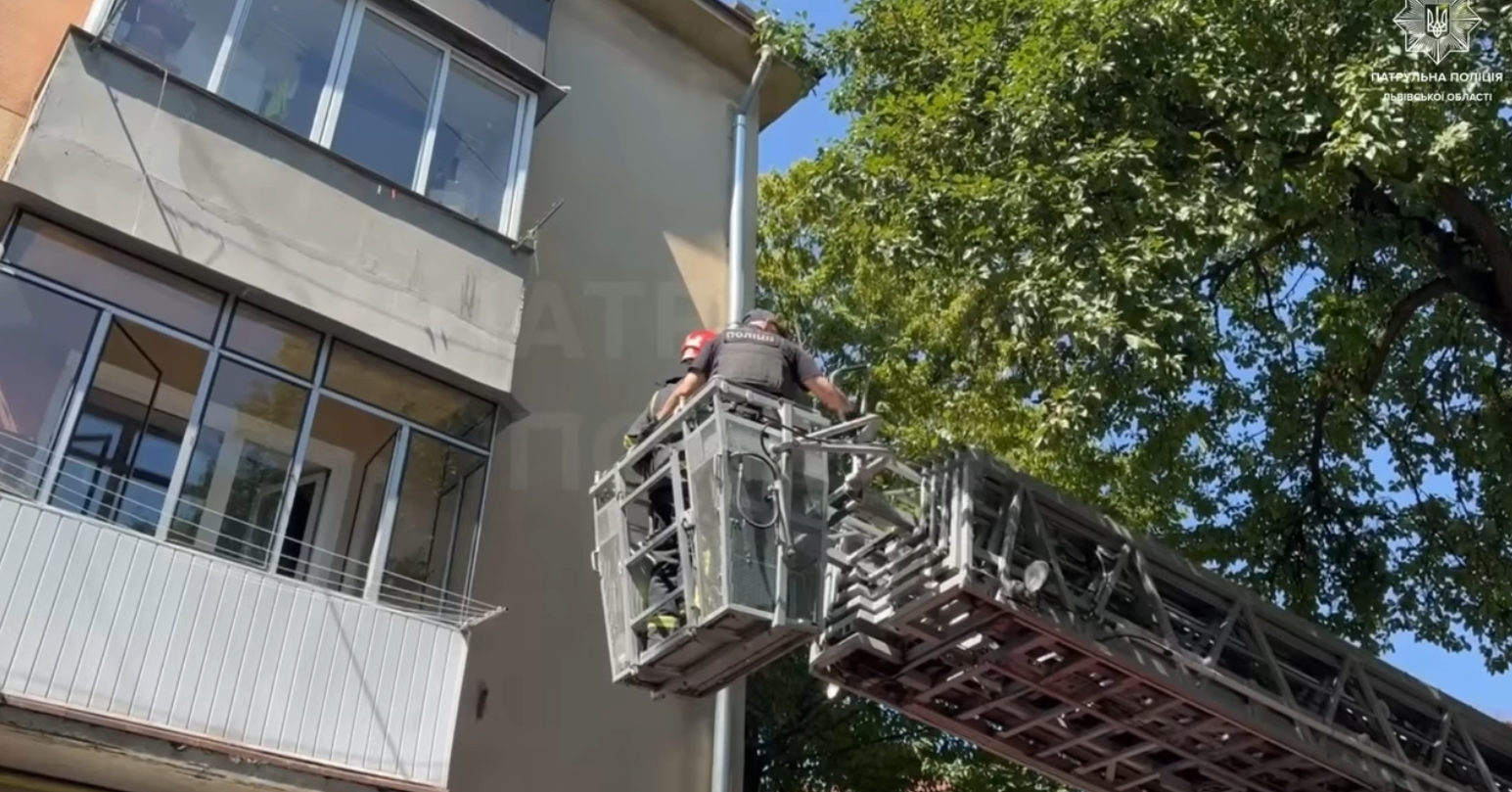 Львівські патрульні врятували чоловіка, якому стало зле у зачиненій квартирі
