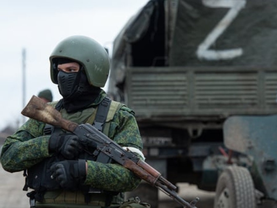 Замість грошей за роботу – повістка. У Сєвєродонецьку і Лисичанську чоловіків обманом мобілізують в армію РФ