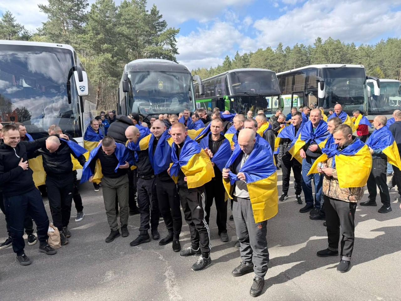 Стали відомі імена воїнів з Львівщини, які сьогодні повернулися з полону (фото)
