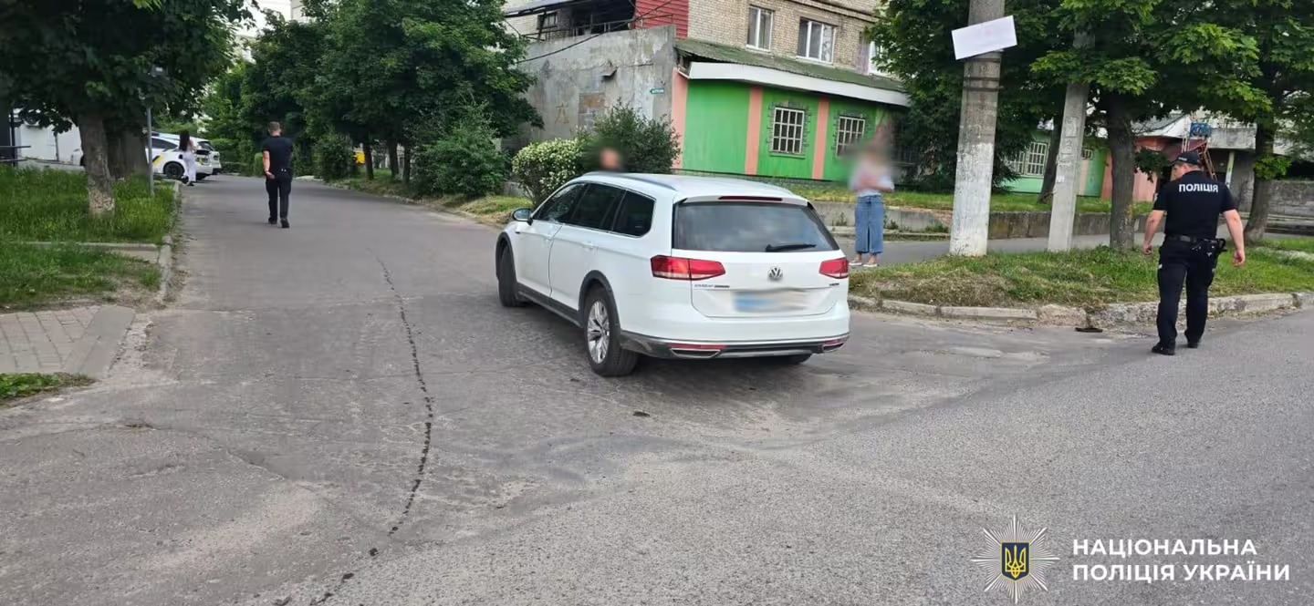 На Львівщині водії електросамоката потрапив під колеса авто (фото)