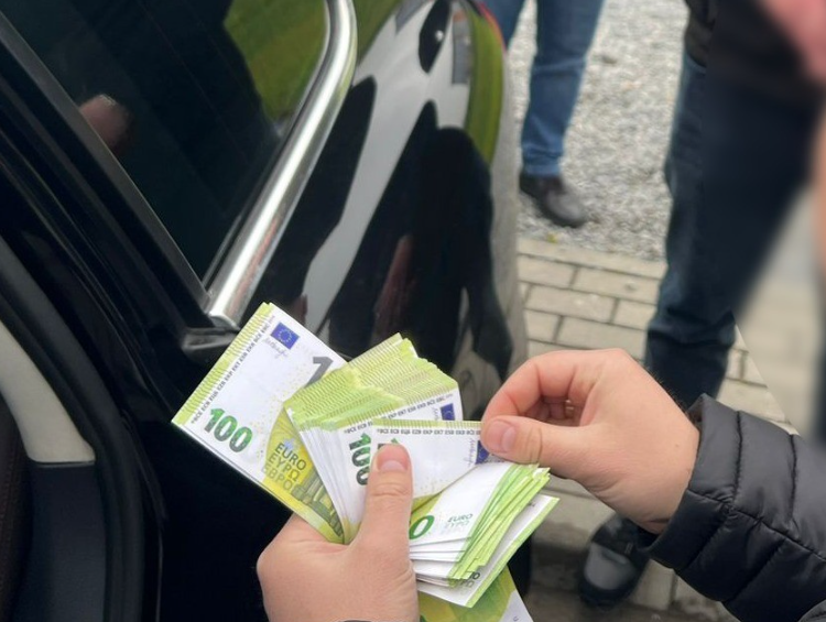 За перетин кордону – 8 тисяч євро: львівська поліція затримала організатора схеми