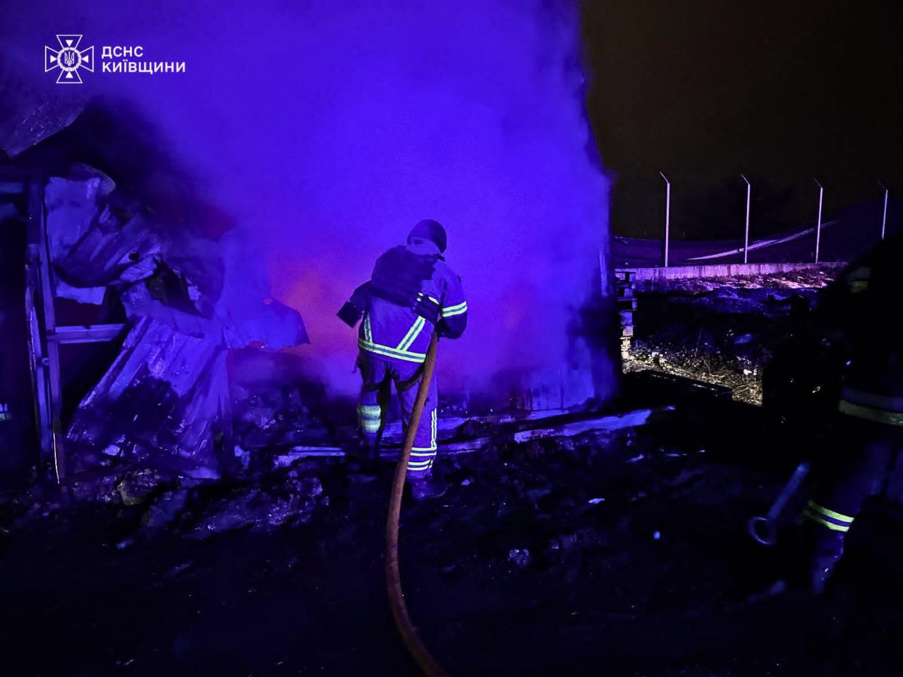 Вночі ворог атакував Київщину: травмована людина, є руйнування (фото)