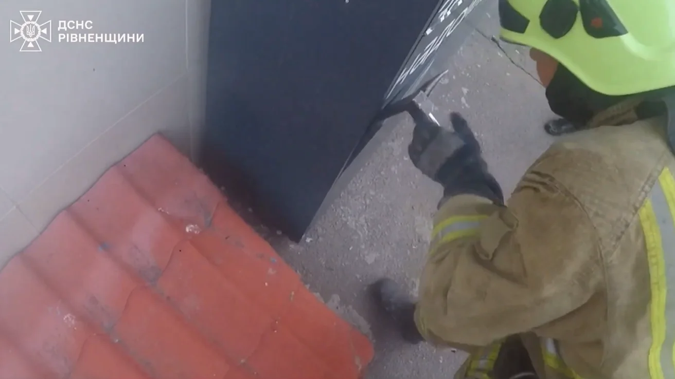 У Рівному 15-річна дівчина зачинилася в поштоматі: Як її визволяли (відео)