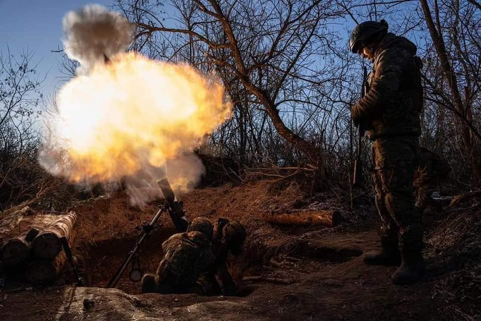 Ворог обороняється на трьох напрямках і наступає на двох, - Генштаб