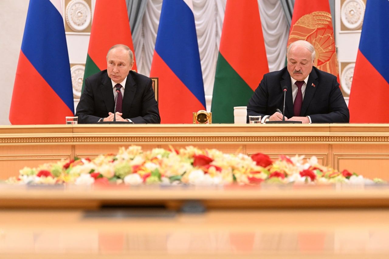 Про війну ні слова. Путін і Лукашенко поговорили про атоми, космос та економіку