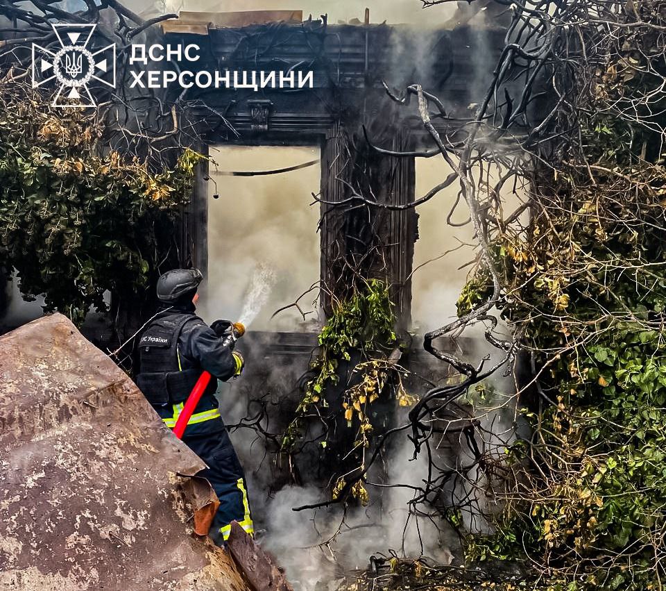 Війська РФ вдарили по житловому секторі Херсона: виникла пожежа (фото)