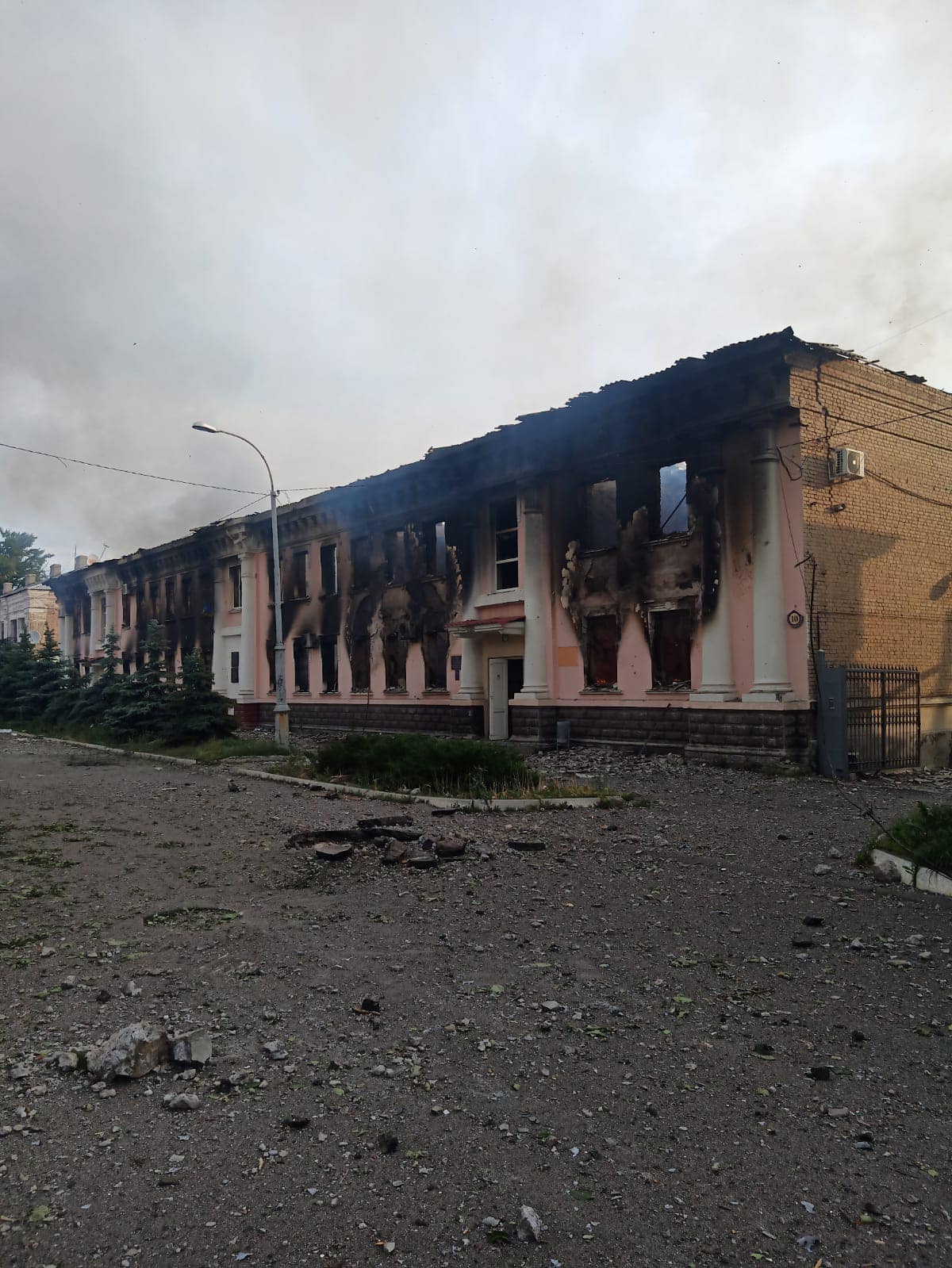 "День і ніч - пекельні, росіяни гатили без упину". Як пройшла доба на Луганщині