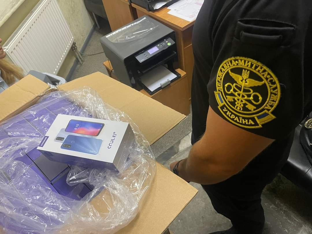 Волинські митники затримали рейсовий автобус з контрабандою телефонів