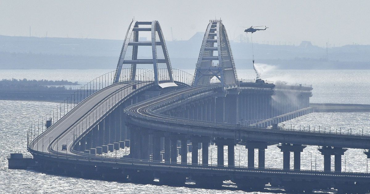 У Криму сильні вибухи. Окупанти перекрили рух Керченським мостом