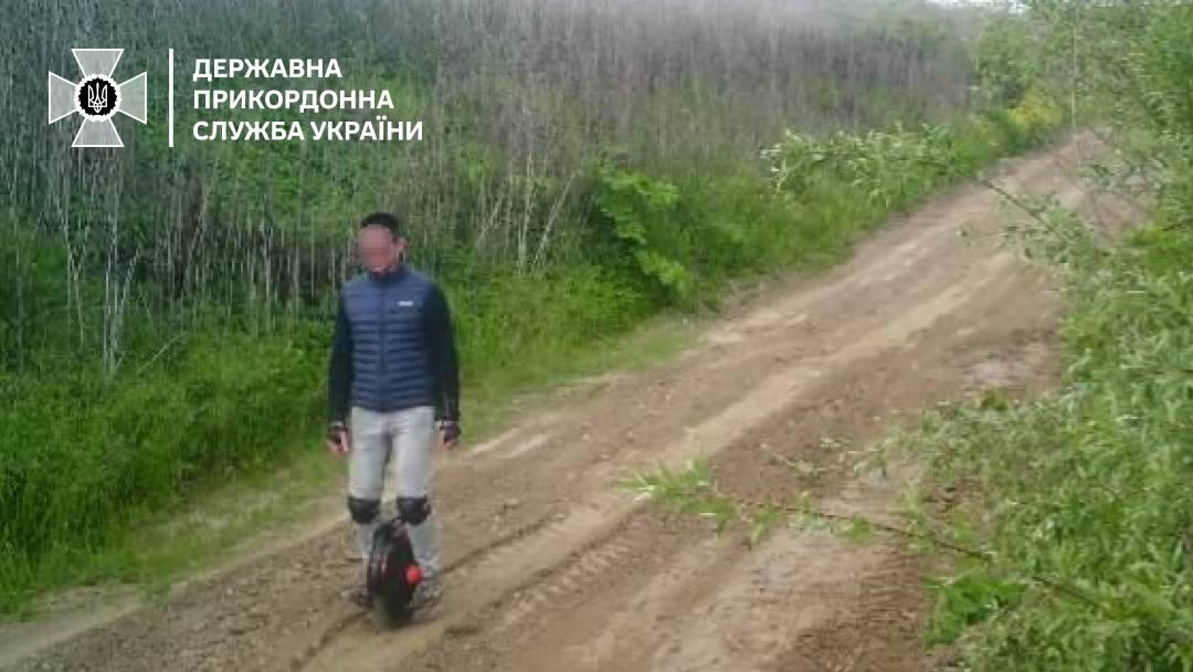 Хотів утекти за кордон на моноколесі: чоловіка затримали (відео)