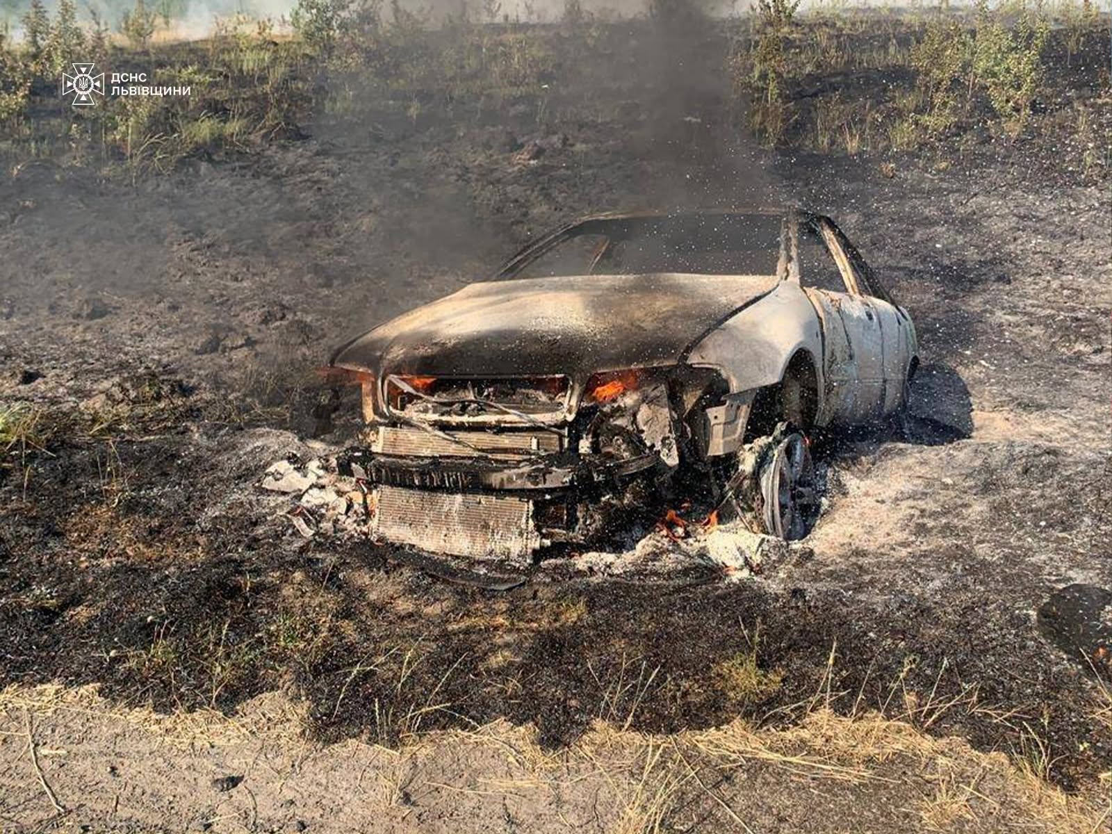 На Львівщині посеред дороги вщент згорів автомобіль: з'явилося фото з пожежі