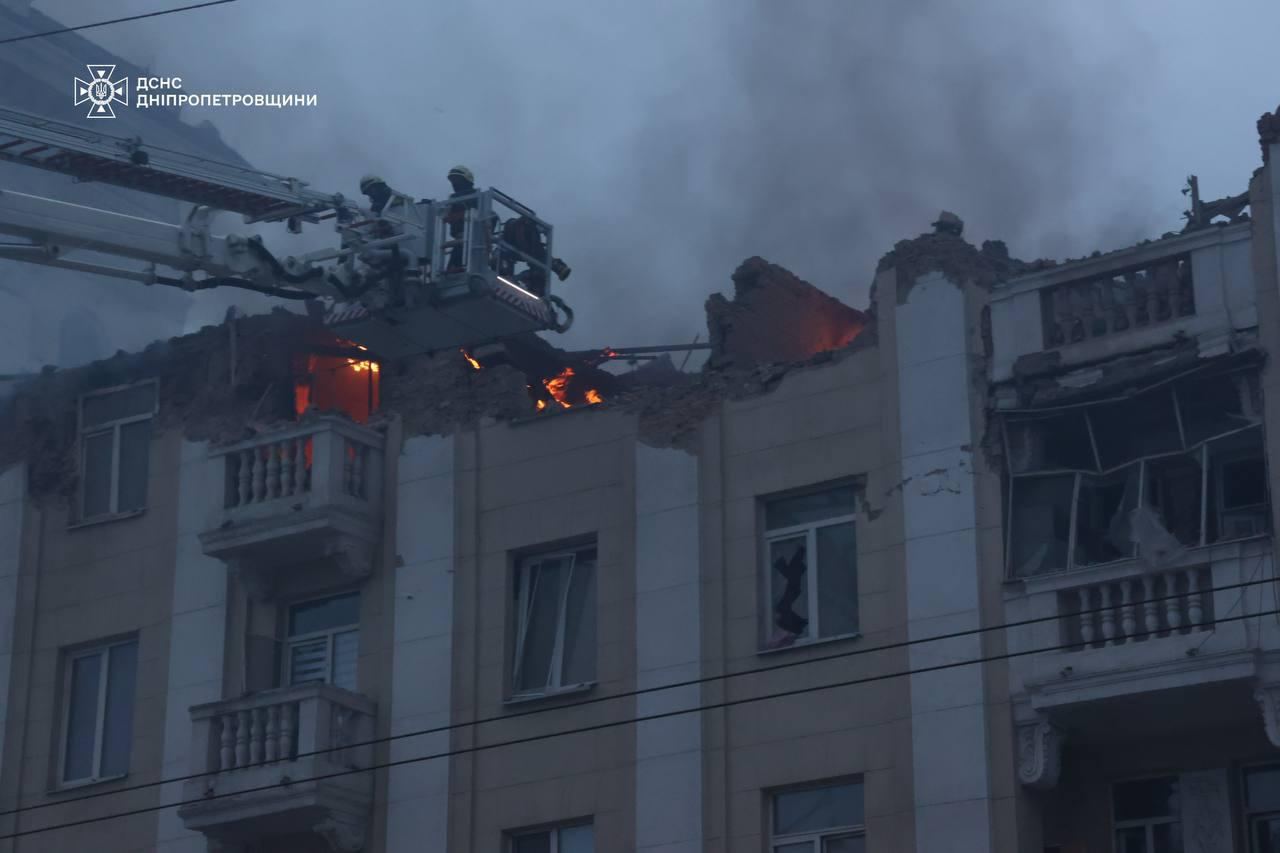 Росіяни вдарили по об'єкту «Укрзалізниці» в Дніпрі: роботу вокзалу призупинили, є поранені