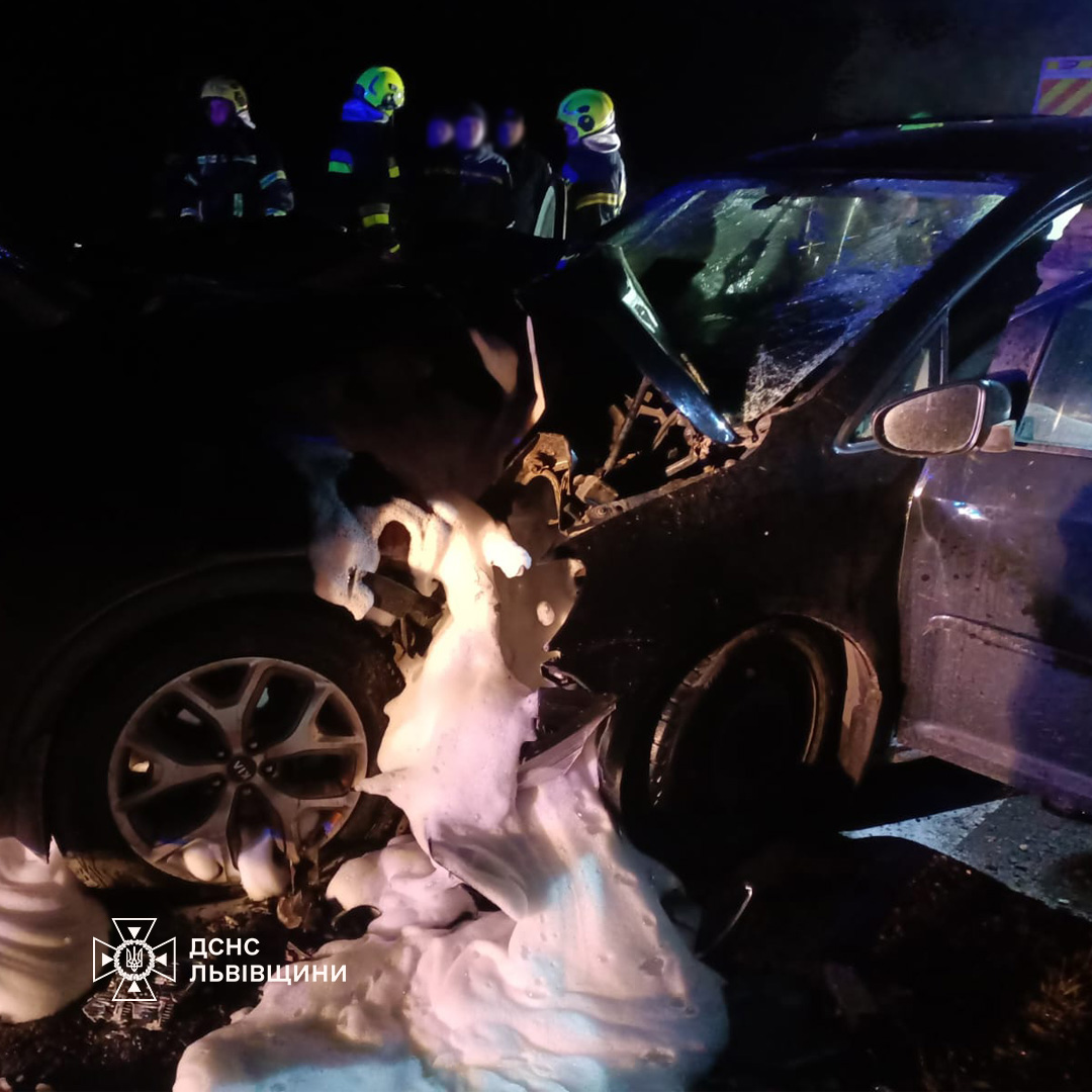 На Львівщині рятувальники витягували постраждалих із понівечених авто після ДТП