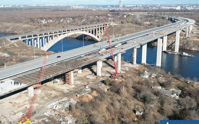 В Україні завершують монтаж найвищого 166-метрового вантового мосту