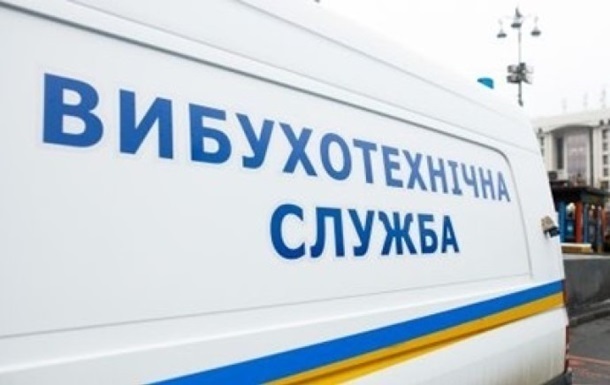 У Луцьку в дворі виявили підозрілий предмет: працюють вибухотехніки