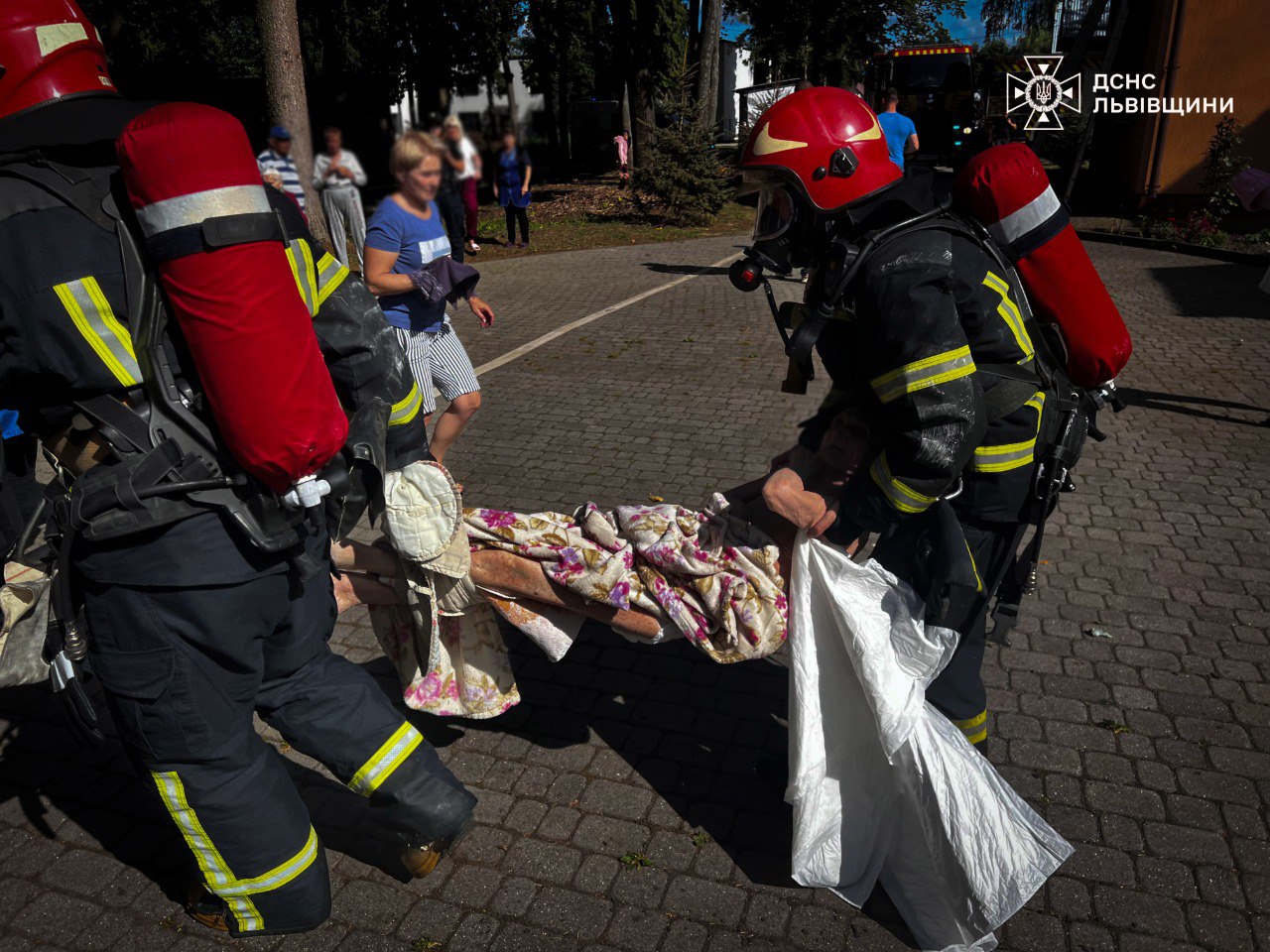 Поблизу Львова горить пансіонат для літніх людей