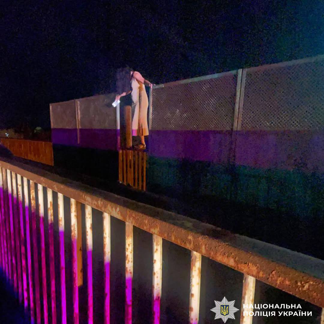 На Львівщині матір чотирьох дітей намагалася стрибнути з мосту (відео)