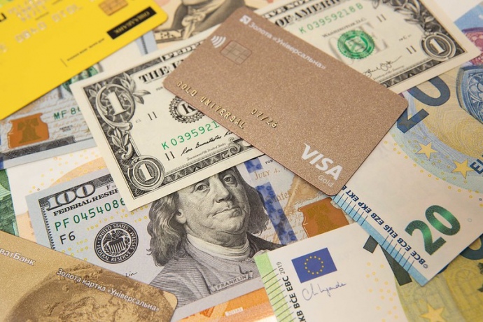 НБУ дозволив продавати більше валюти населенню