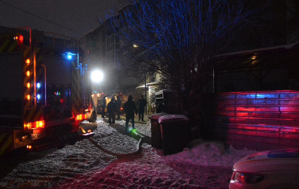 У Львові вогнеборці врятували людину під час пожежі в житловому будинку