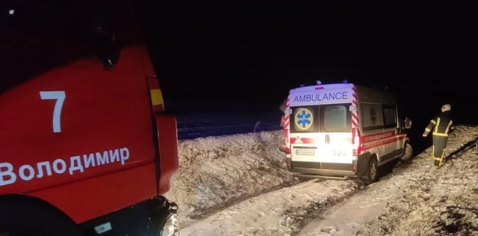 На Волині швидка допомога застрягла у болоті: фото інциденту