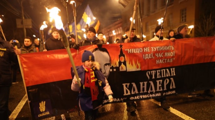 «Батько наш - Бандера»: Кількатисячний смолоскипний марш «свободівців» рушив центром Києва