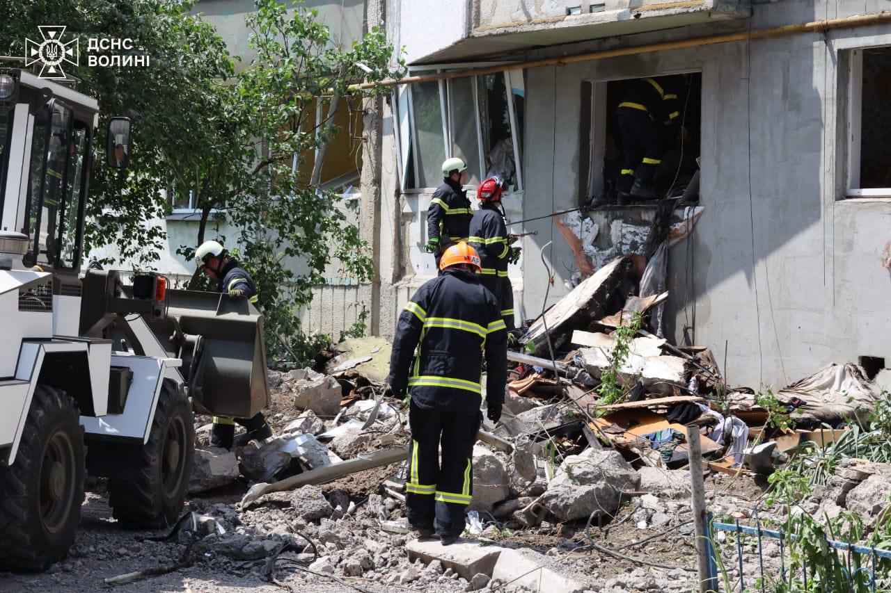 У Луцьку під завалами багатоповерхівки знайшли тіла молодої пари (відео)