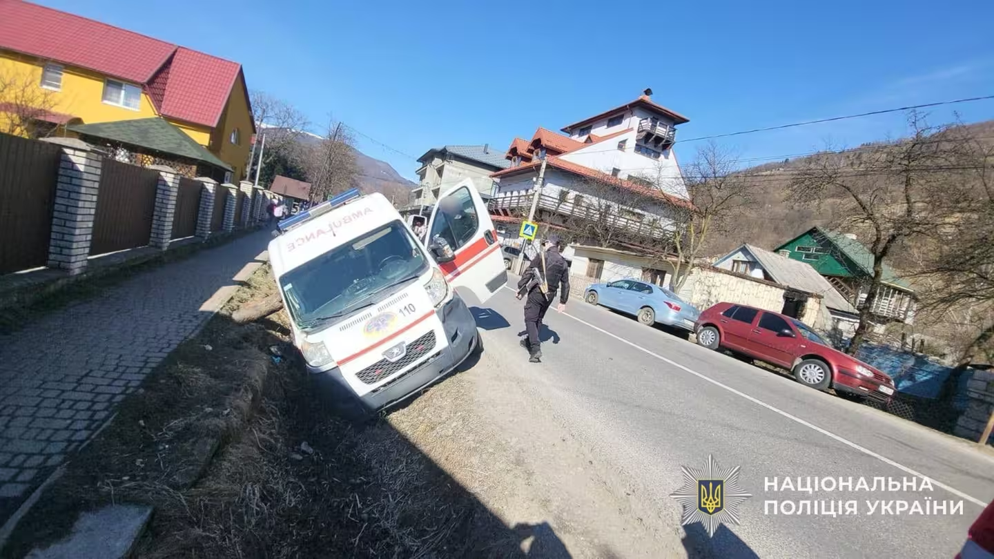 Швидка допомога протаранила групу дітей на пішохідному переході: фото з місця аварії