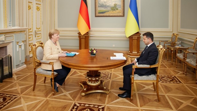 Зеленський після зустрічі з Меркель заявив, що не зрозумів, хто дасть Україні гарантії по газу