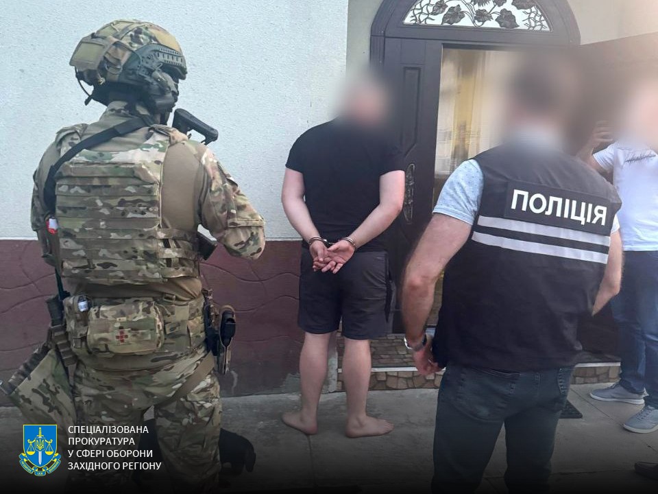 На Львівщині чоловік за гроші обіцяв фіктивні довідки для ухилянтів