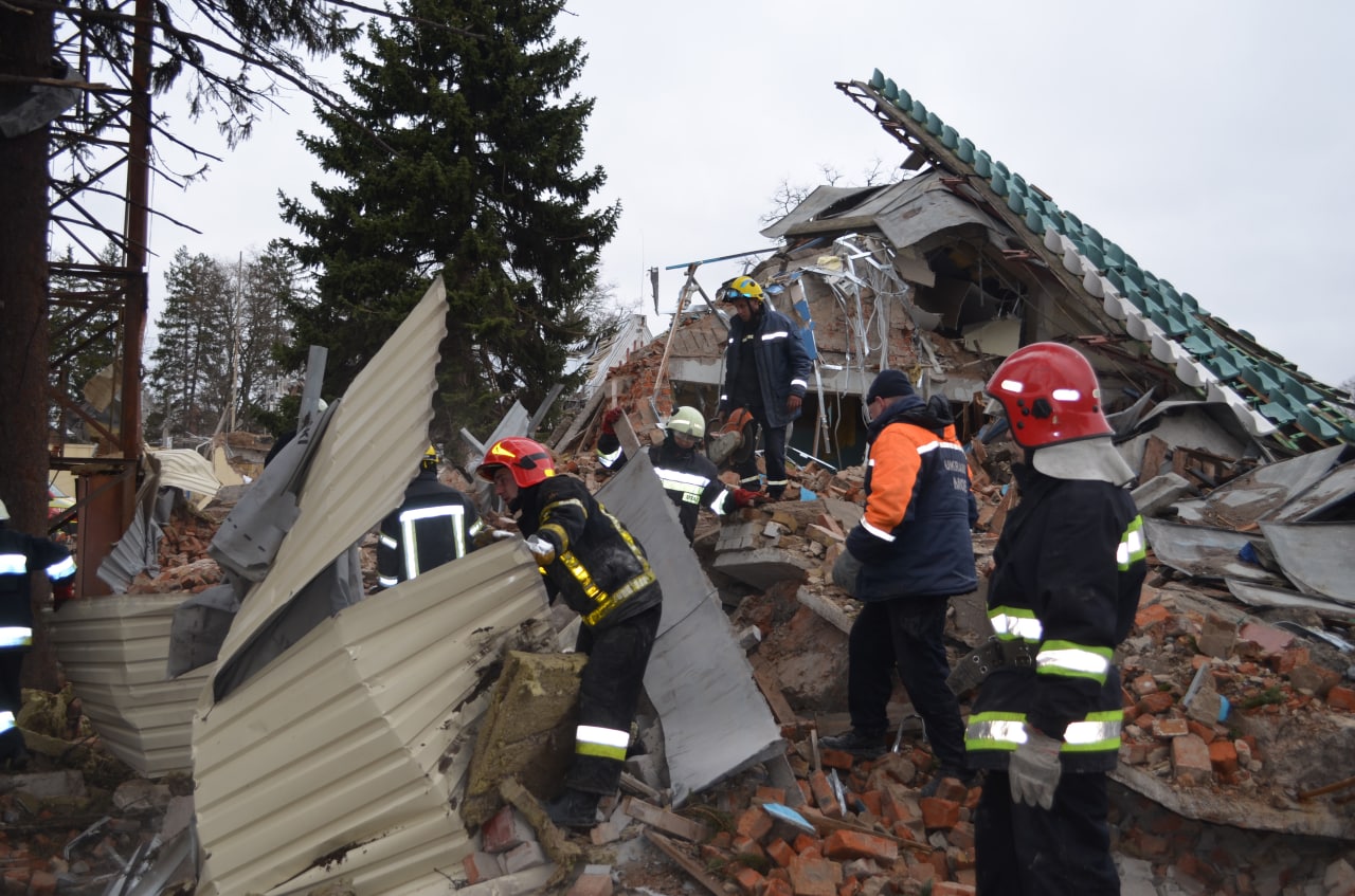З-під завалів у Бородянці дістали більше 40 тіл загиблих