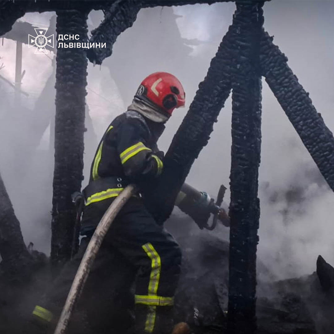 Вранці поблизу Львова спалахнула потужна пожежа: фото з місця