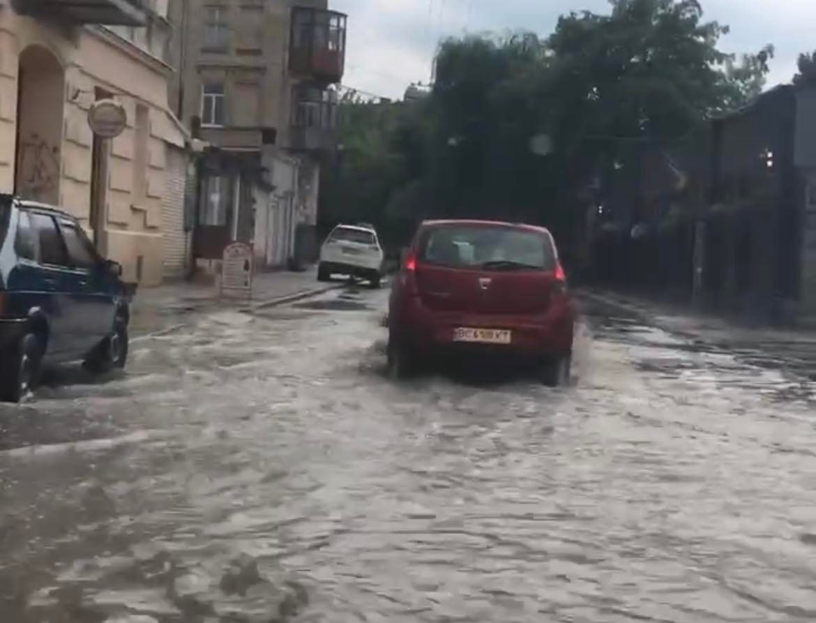 Львів накрила негода. Вулиці міста пішли під воду