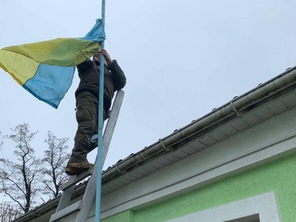 У селищі Немішаєвому на Київщині гвардійці вивісили прапор України