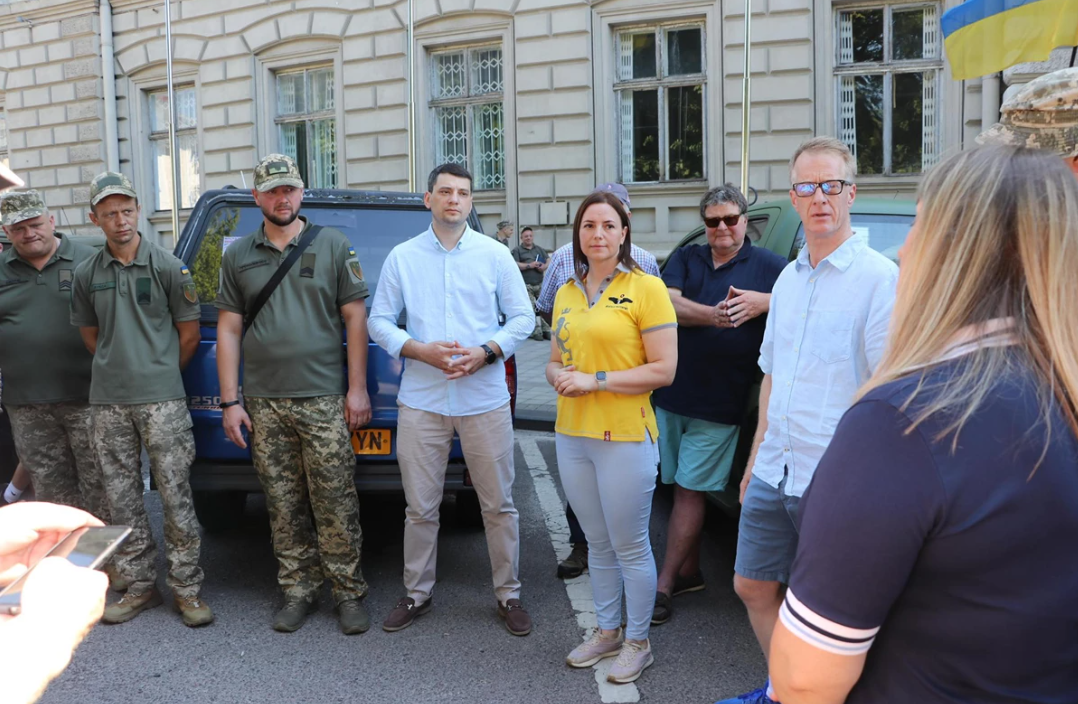 «Пікапи для миру». Британські аграрії передали 15 авто для українських військових